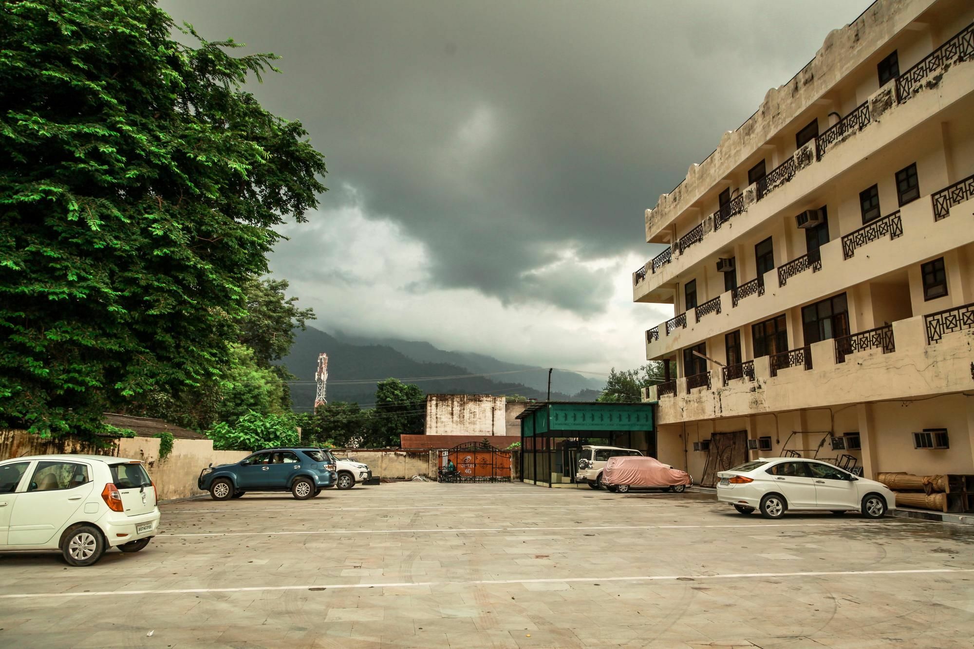 Hotel Neeraj Bhawan- Triveni Ghat Rishikesh Exterior photo